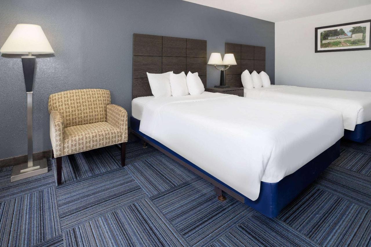 Baymont By Wyndham Appleton Hotel Exterior foto